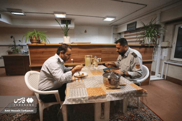 تصاویر شب یلدای آتش‌نشان‌ها در همدان,عکس های شب یلدا آتش نشان های همدان,تصاویری از جشن شب یلدا 1404 در همدان