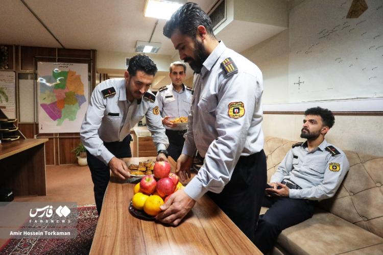 تصاویر شب یلدای آتش‌نشان‌ها در همدان,عکس های شب یلدا آتش نشان های همدان,تصاویری از جشن شب یلدا 1404 در همدان