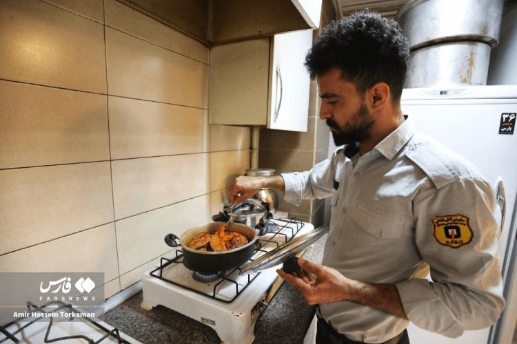 تصاویر شب یلدای آتش‌نشان‌ها در همدان,عکس های شب یلدا آتش نشان های همدان,تصاویری از جشن شب یلدا 1404 در همدان