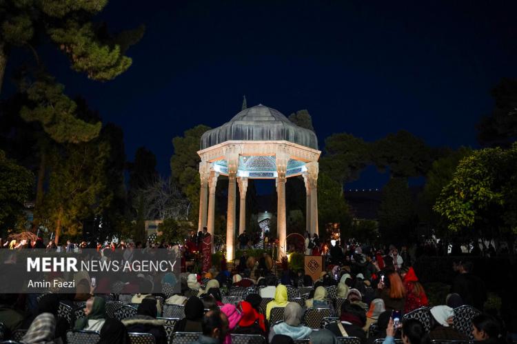تصاویر شب یلدا در آرامگاه حافظ,عکس های شب یلدا در آرامگاه حافظ,تصاویری از جشن شب یلدا 1404در آرامگاه حافظ