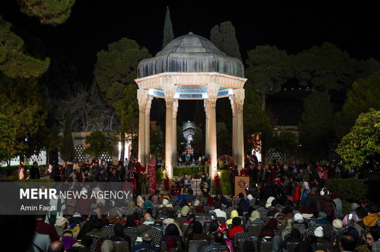 تصاویر شب یلدا در آرامگاه حافظ,عکس های شب یلدا در آرامگاه حافظ,تصاویری از جشن شب یلدا 1404در آرامگاه حافظ