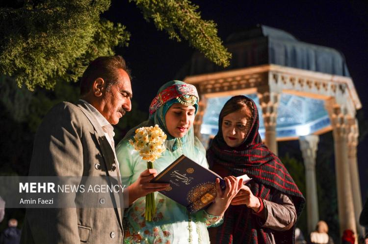 تصاویر شب یلدا در آرامگاه حافظ,عکس های شب یلدا در آرامگاه حافظ,تصاویری از جشن شب یلدا 1404در آرامگاه حافظ