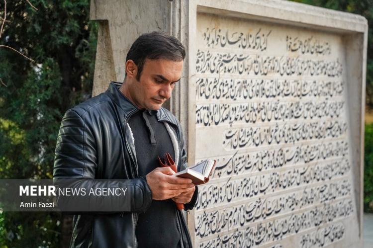 تصاویر شب یلدا در آرامگاه حافظ,عکس های شب یلدا در آرامگاه حافظ,تصاویری از جشن شب یلدا 1404در آرامگاه حافظ