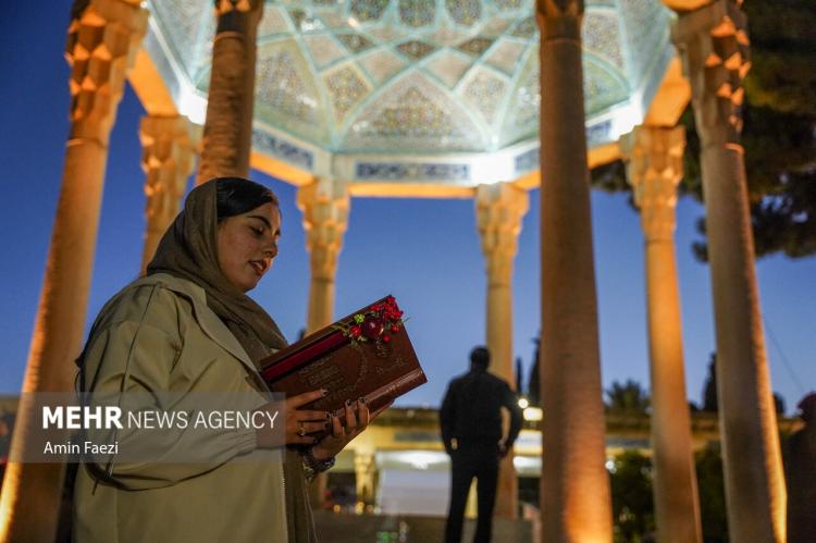 تصاویر شب یلدا در آرامگاه حافظ,عکس های شب یلدا در آرامگاه حافظ,تصاویری از جشن شب یلدا 1404در آرامگاه حافظ