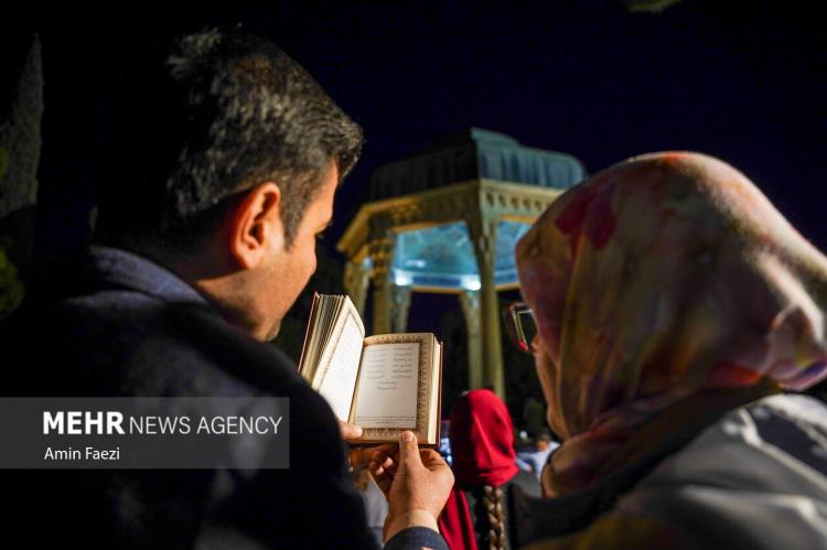 تصاویر شب یلدا در آرامگاه حافظ,عکس های شب یلدا در آرامگاه حافظ,تصاویری از جشن شب یلدا 1404در آرامگاه حافظ