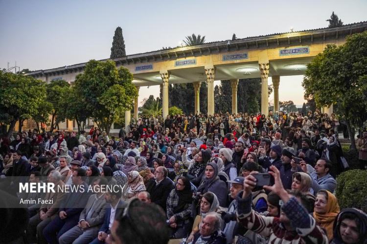 تصاویر شب یلدا در آرامگاه حافظ,عکس های شب یلدا در آرامگاه حافظ,تصاویری از جشن شب یلدا 1404در آرامگاه حافظ