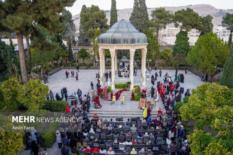 تصاویر شب یلدا در آرامگاه حافظ,عکس های شب یلدا در آرامگاه حافظ,تصاویری از جشن شب یلدا 1404در آرامگاه حافظ