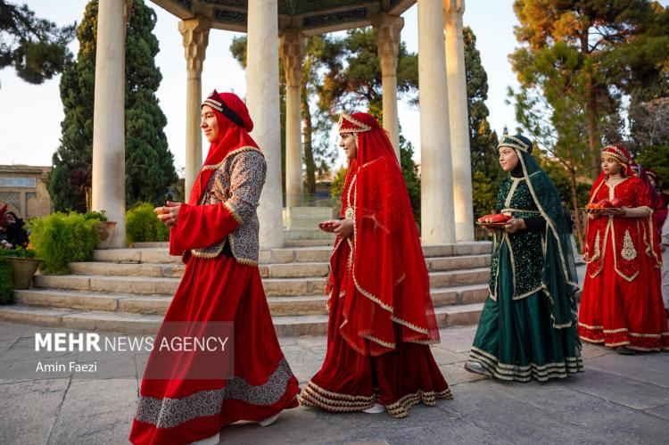 تصاویر شب یلدا در آرامگاه حافظ,عکس های شب یلدا در آرامگاه حافظ,تصاویری از جشن شب یلدا 1404در آرامگاه حافظ