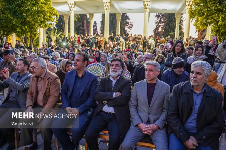 تصاویر شب یلدا در آرامگاه حافظ,عکس های شب یلدا در آرامگاه حافظ,تصاویری از جشن شب یلدا 1404در آرامگاه حافظ