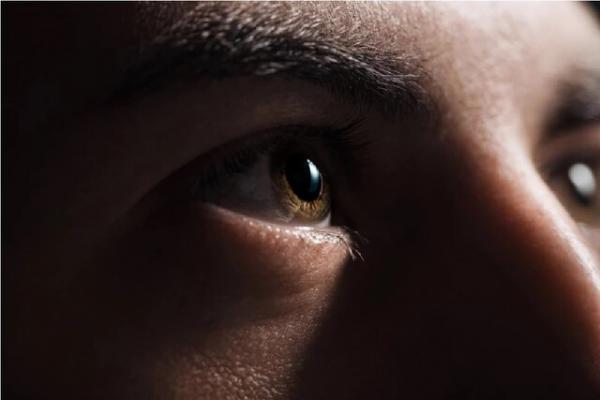 پلک زدن,کشف ارتباط عجیب نحوه پلک زدن با شنوایی