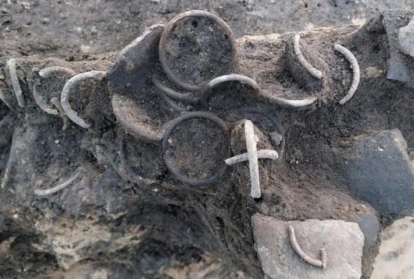 گنج,کشف دستبندهای شیشه‌ای در اوکراین