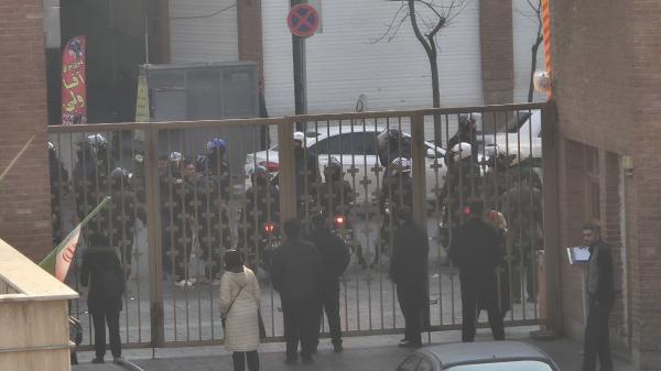 بیمارستان سینا,پرتاب گاز اشک آور به بیمارستان سینا