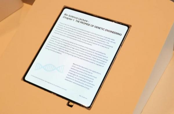 نمایشگر سامسونگ نمایشگر سامسونگ,رونمایی سامسونگ از اولین نمایشگر تاشو بدون چینخوردگی سامسونگ در نمایشگاه CES 2026