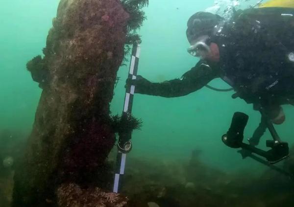 دیوار سنگی باستانی,کشف دیوار سنگی ۷۸۰۰ ساله در عمق ۹ متری اقیانوس