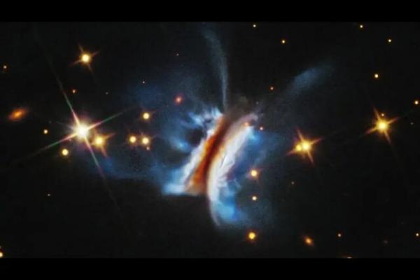 قرص پیش‌سیاره‌ای,عکس تلسکوپ فضایی هابل از قرص پیش‌سیاره‌ای ساندویچ دراکولا