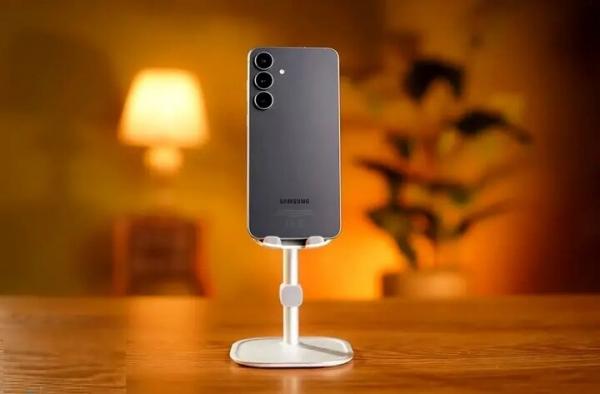 گلکسی S۲۵ FE سامسونگ,شکست گوشی جدید سامسونگ مقابل آیفون قدیمی