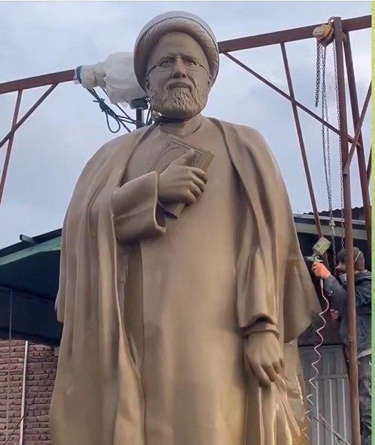 مجسمه رئیسی,جایگزینی مجسمه رئیسی با شاپور اول