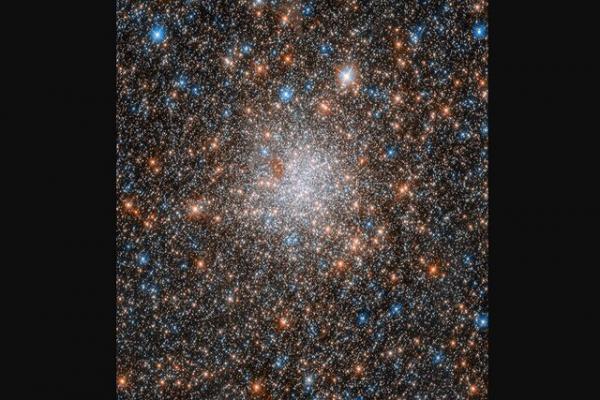 خوشه ستاره ای,عکس روز ناسا از درخشش یک خوشه ستاره‌ای کروی