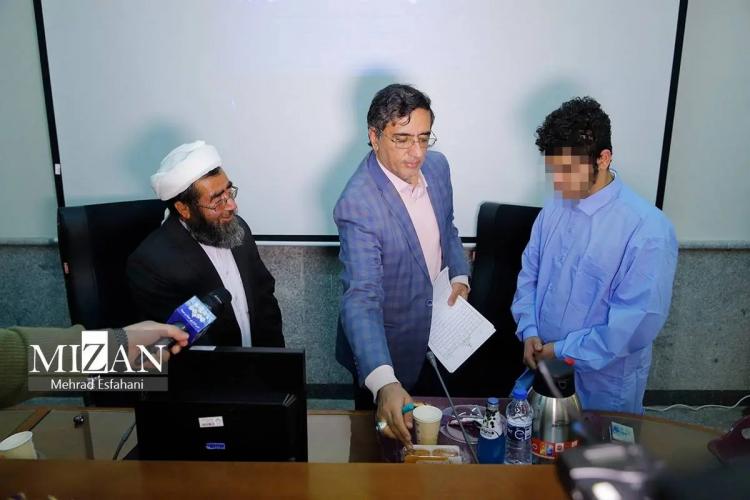 تصاویر مراسم گذشت از قصاص قاتل امیرمحمد خالقی تصاویر مراسم گذشت از قصاص قاتل امیرمحمد خالقی,عکس های مراسم گذشت از قصاص قاتل امیرمحمد خالقی,تصاویری از پدر امیرمحمد خالقی