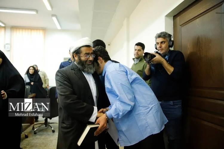 تصاویر مراسم گذشت از قصاص قاتل امیرمحمد خالقی تصاویر مراسم گذشت از قصاص قاتل امیرمحمد خالقی,عکس های مراسم گذشت از قصاص قاتل امیرمحمد خالقی,تصاویری از پدر امیرمحمد خالقی