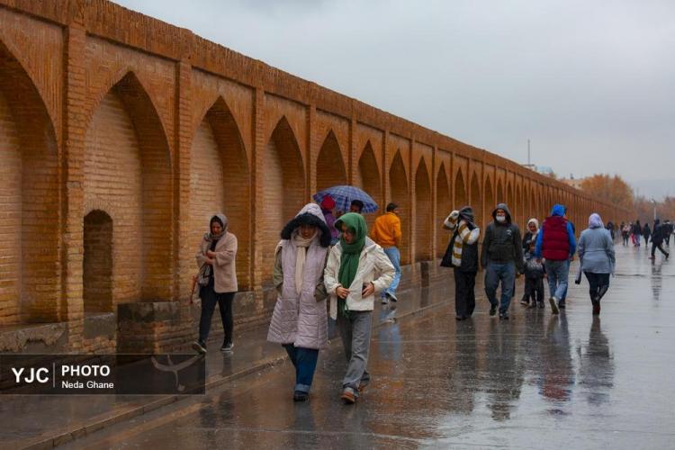 تصاویر هوای بارانی اصفهان,عکس های هوای بارانی اصفهان در دی 1404,تصاویری از بارش باران اصفهان در 7 دی 1404