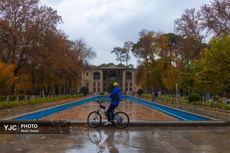 تصاویر هوای بارانی اصفهان,عکس های هوای بارانی اصفهان در دی 1404,تصاویری از بارش باران اصفهان در 7 دی 1404