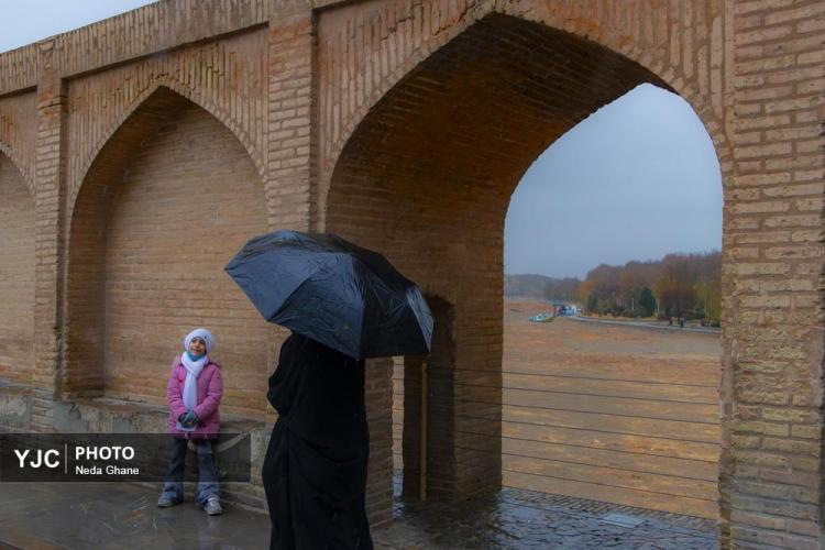 تصاویر هوای بارانی اصفهان,عکس های هوای بارانی اصفهان در دی 1404,تصاویری از بارش باران اصفهان در 7 دی 1404