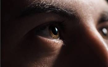 پلک زدن,کشف ارتباط عجیب نحوه پلک زدن با شنوایی