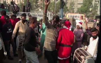 فیلم | بابانوئل با شتر در جشن کریسمس پاکستان