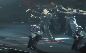 فیلم | رقص هماهنگ ۶ ربات انسان‌نما در یک کنسرت بزرگ در چین