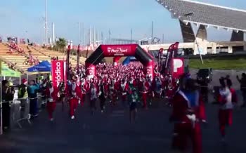 فیلم | مسابقه دو میان هزاران بابانوئل در اسپانیا