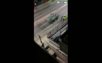 فیلم | آماده‌باش نیروهای مسلح ونزوئلا بعد از حمله آمریکا؛ حرکت تانک‌ها به سمت کاخ ریاست‌جمهوری