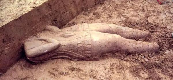 تندیس,تندیس 2400 سالۀ یک فرمانروا با تاجی شبیه گوش‌های میکی‌ماوس