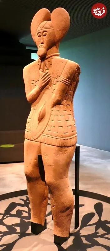 تندیس,تندیس 2400 سالۀ یک فرمانروا با تاجی شبیه گوش‌های میکی‌ماوس