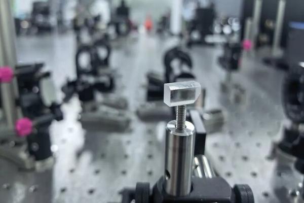 طول‌موج لیزر حالت‌جامد,شکسته شدن طول‌موج لیزر حالت‌جامد توسط چین