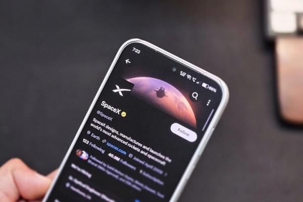 گوشی اختصاصی ایلان ماسک,گوشی ایلان ماسک مجهز به اینترنت ماهواره‌ای