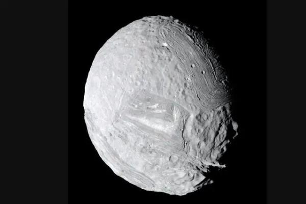 سیاره زحل,نمایی شگفت‌انگیز از قمر مرموز سیاره زحل