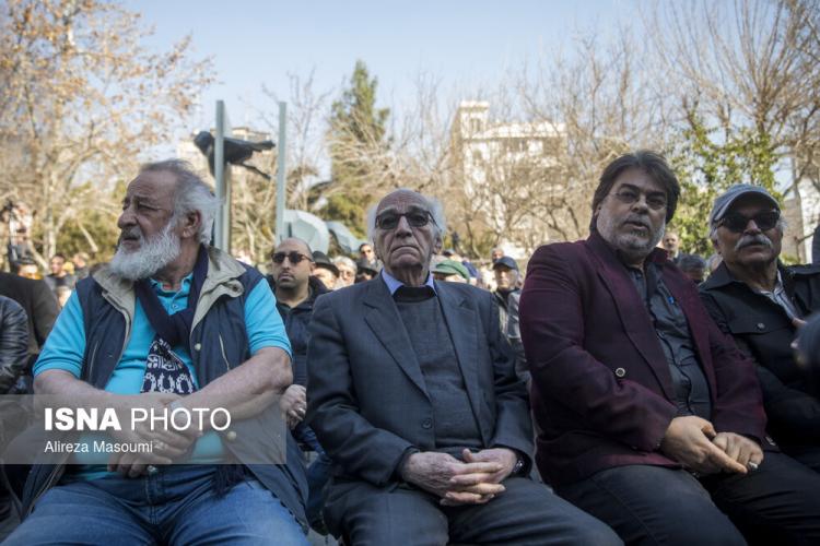 تصاویر مراسم تشییع پیکر عنایت بخشی,عکس های تشییع جنازه عنایت بخشی,تصاویری از تشییع پیکر عنایت بخشی در 28 بهمن 1404