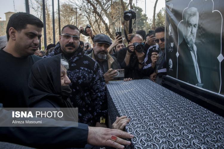 تصاویر مراسم تشییع پیکر عنایت بخشی,عکس های تشییع جنازه عنایت بخشی,تصاویری از تشییع پیکر عنایت بخشی در 28 بهمن 1404