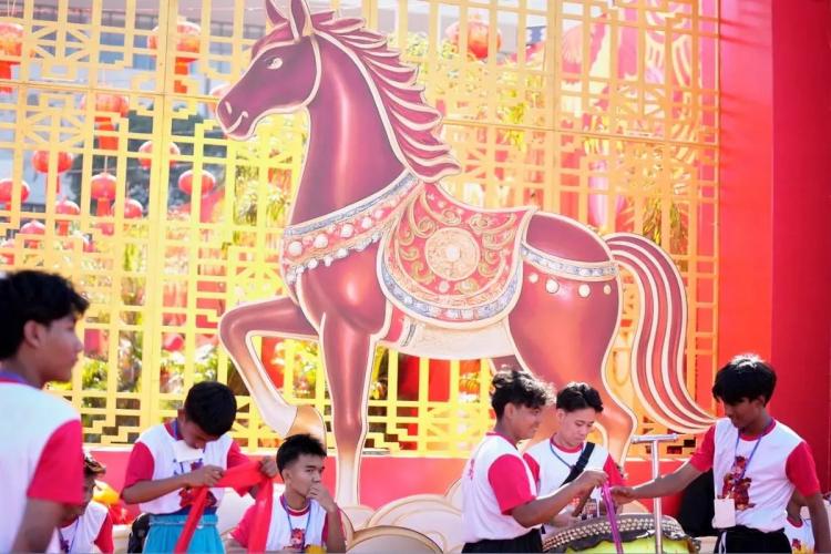 تصاویر آغاز سال اسب در گوشهوکنار آسیا تصاویر آغاز سال اسب در گوشهوکنار آسیا,عکس های آغاز سال اسب در گوشهوکنار آسیا,تصاویری از آغاز سال اسب در چین