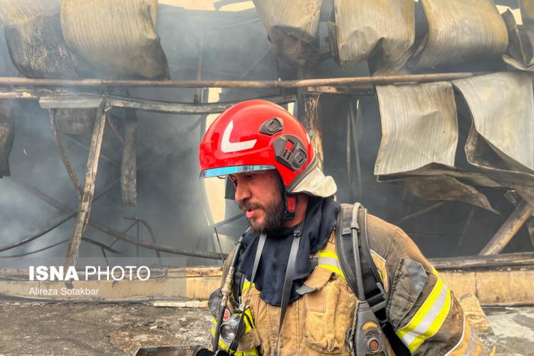 تصاویر آتش‌سوزی بازارچه جنت‌آباد تهران,عکس های آتش‌سوزی بازارچه جنت‌آباد تهران در 14 بهمن 1404,تصاویری از آتش گرفتن بازار جنت در تهران