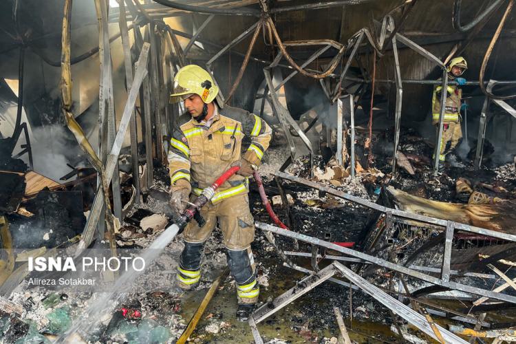 تصاویر آتش‌سوزی بازارچه جنت‌آباد تهران,عکس های آتش‌سوزی بازارچه جنت‌آباد تهران در 14 بهمن 1404,تصاویری از آتش گرفتن بازار جنت در تهران