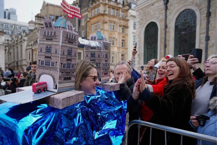 تصاویر مسابقه روز پنکیک در لندن,عکس های مسابقه روز پنکیک,تصاویری از مسابقه روز پنکیک 2026