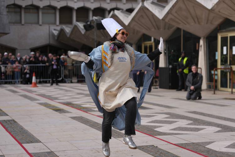 تصاویر مسابقه روز پنکیک در لندن,عکس های مسابقه روز پنکیک,تصاویری از مسابقه روز پنکیک 2026