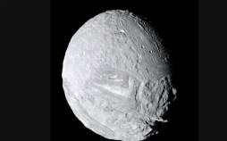 سیاره زحل,نمایی شگفت‌انگیز از قمر مرموز سیاره زحل