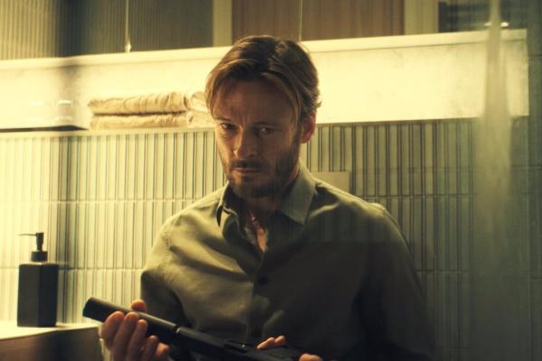 سریال Unfamiliar,تام هیدلستون در مامور شیفت شب