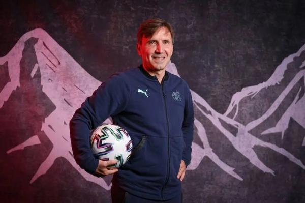 آنتونیو مانیکونه,جدایی ناگهانی دستیار ایتالیایی قلعه‌نویی