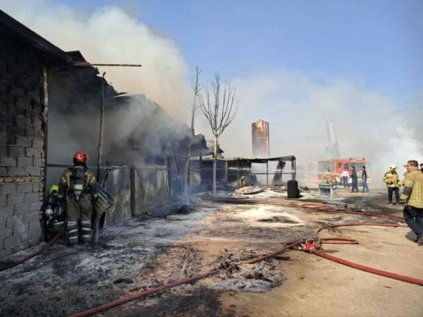 حوادث تهران,آتش‌سوزی گسترده در یک گاراژ چوب‌بری در بزرگراه آزادگان تهران