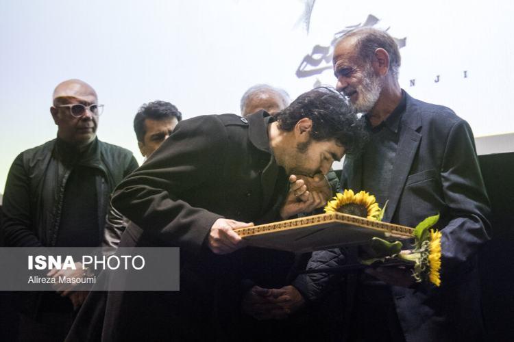 تصاویر مراسم یادبود جواد گنجی,عکس های مراسم یادبود جواد گنجی در 5 اسفند 1404,تصاویر شهاب حسینی در مراسم یادبود جواد گنجی