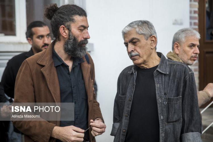 تصاویر مراسم یادبود جواد گنجی,عکس های مراسم یادبود جواد گنجی در 5 اسفند 1404,تصاویر شهاب حسینی در مراسم یادبود جواد گنجی